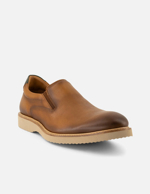 Mocasín en piel napa color cuero con grabado tipo coco para hombre