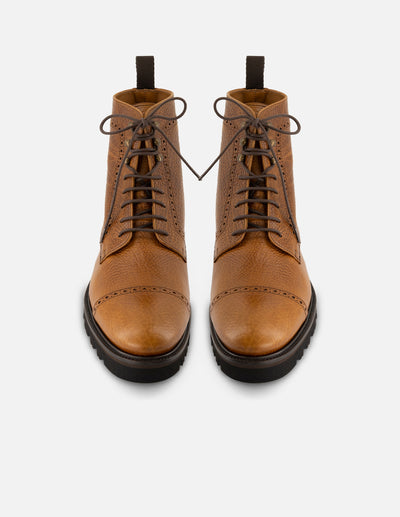 Botines color cuero de piel para hombre con herrajes color dorado
