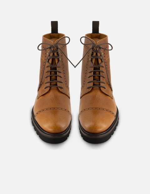 Botines color cuero de piel para hombre con herrajes color dorado