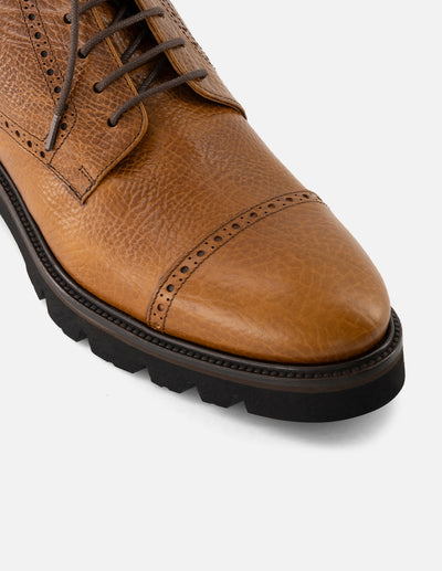 Botines color cuero de piel para hombre con herrajes color dorado