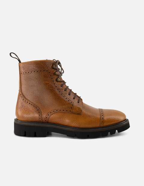 Botines color cuero de piel para hombre con herrajes color dorado
