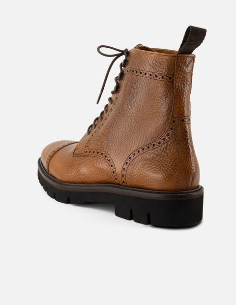 Botines color cuero de piel para hombre con herrajes color dorado