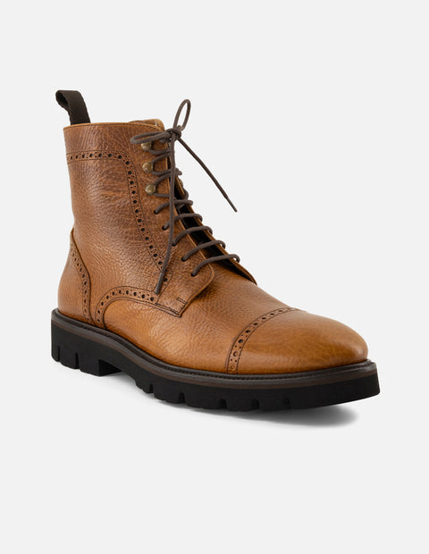 Botines color cuero de piel para hombre con herrajes color dorado