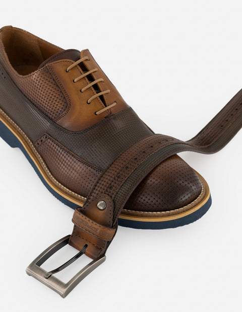 Zapato inglés con grabado decorativo en piel multicolor para hombre