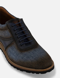 Zapato inglés en textil azul con combinación de materiales para hombre