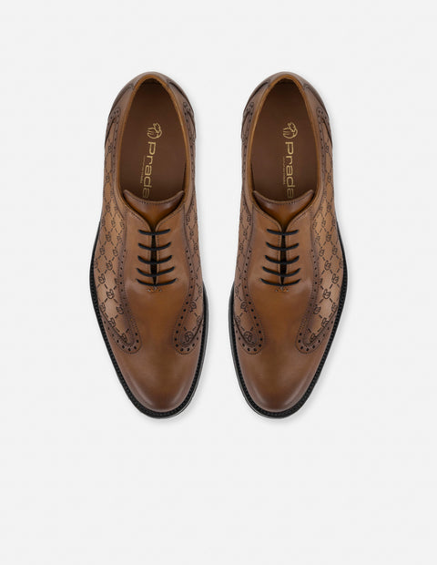 Zapato inglés café con grabado León en piel personalizada para hombre