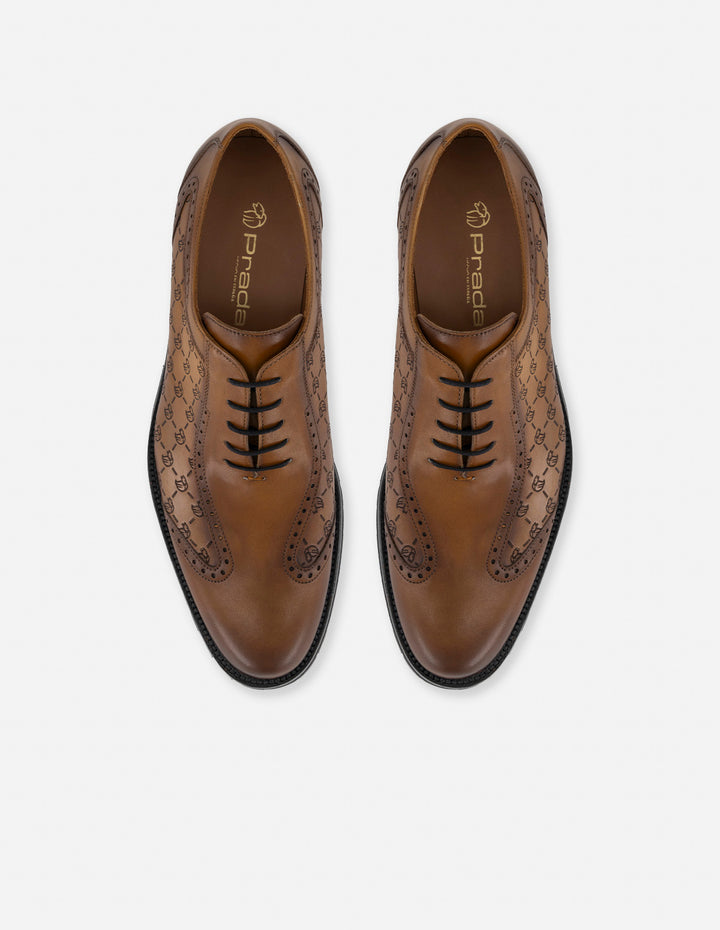 Zapato inglés café con grabado León en piel personalizada para hombre