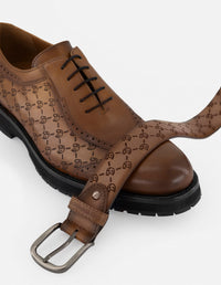 Zapato inglés café con grabado León en piel personalizada para hombre