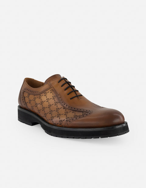 Zapato inglés café con grabado León en piel personalizada para hombre