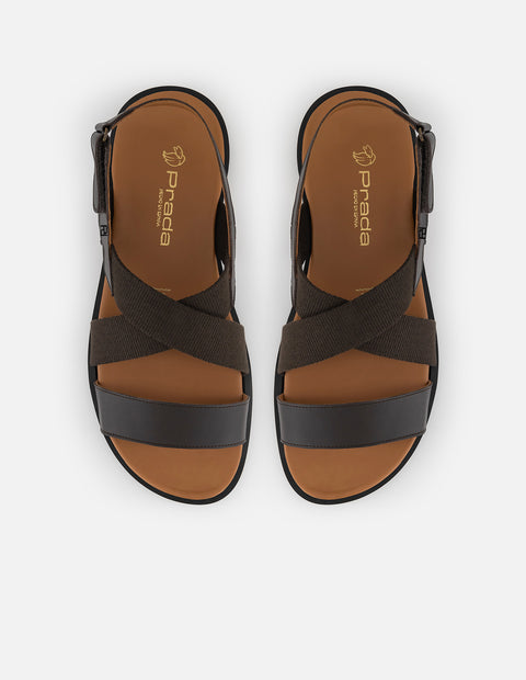 Sandalia café con bandas cruzadas en piel y textil para hombre