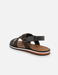 Sandalia café con bandas cruzadas en piel y textil para hombre