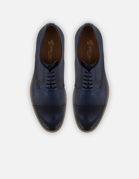 Zapato Blucher azul en piel grabada para hombre con acabado aerografiado