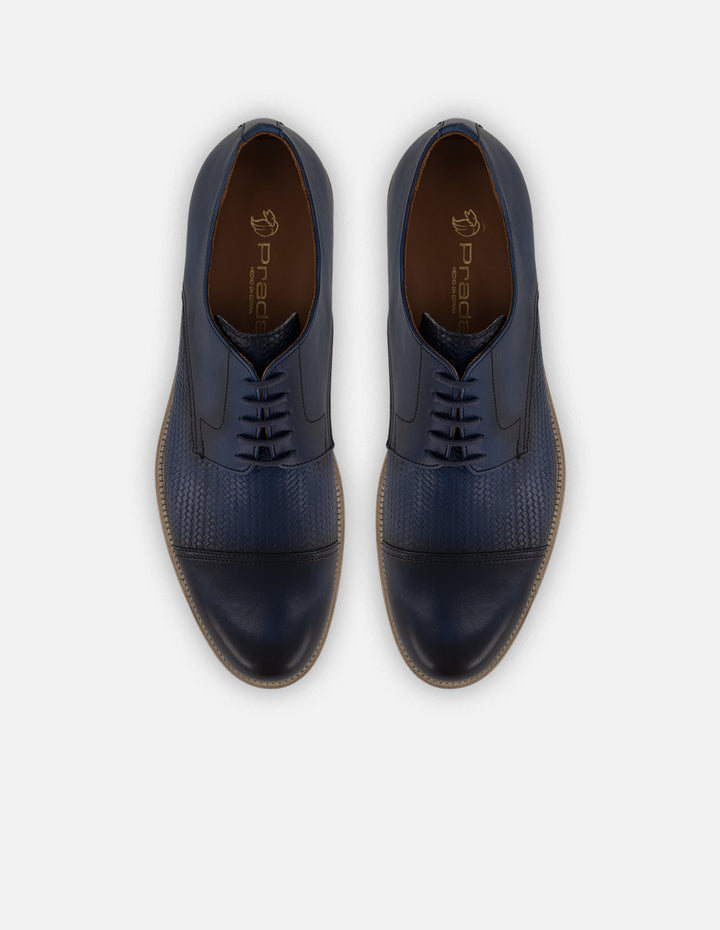 Zapato Blucher azul en piel grabada para hombre con acabado aerografiado