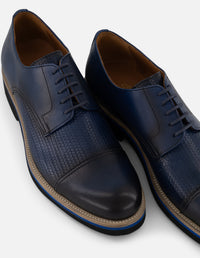 Zapato Blucher azul en piel grabada para hombre con acabado aerografiado