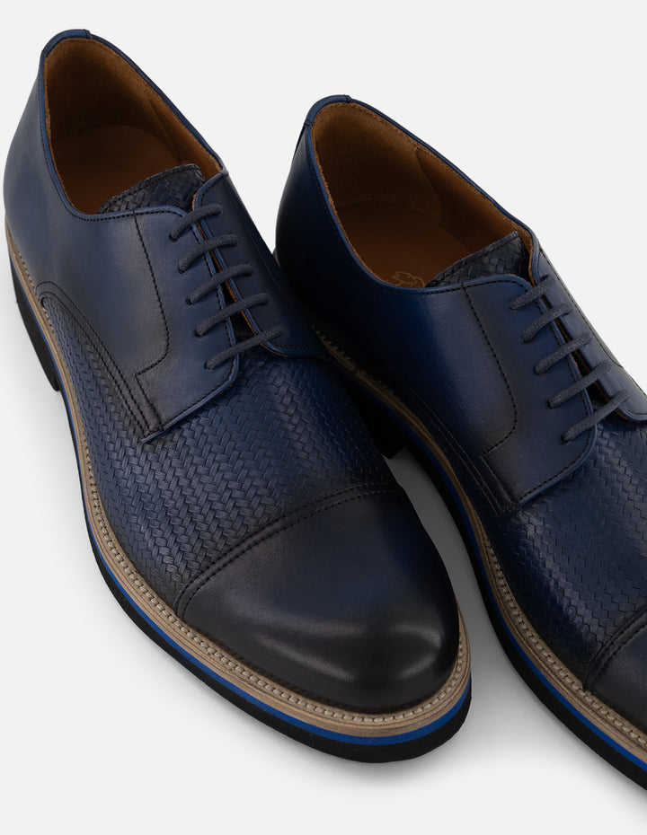 Zapato Blucher azul en piel grabada para hombre con acabado aerografiado