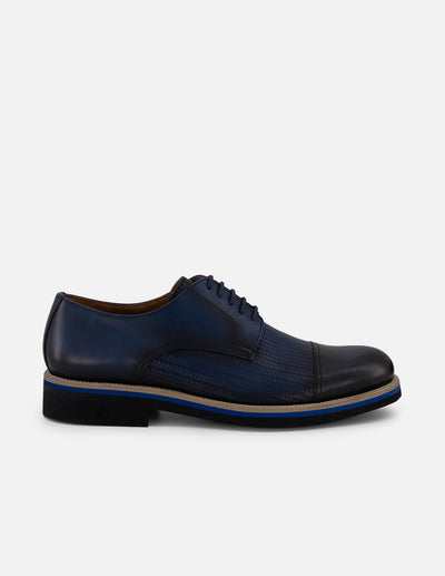 Zapato Blucher azul en piel grabada para hombre con acabado aerografiado