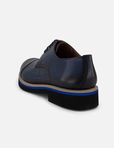 Zapato Blucher azul en piel grabada para hombre con acabado aerografiado