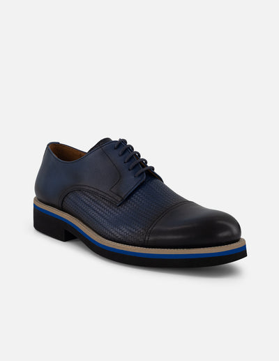 Zapato Blucher azul en piel grabada para hombre con acabado aerografiado