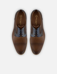 Zapato blucher con puntera y laterales grabados en piel color café para hombre