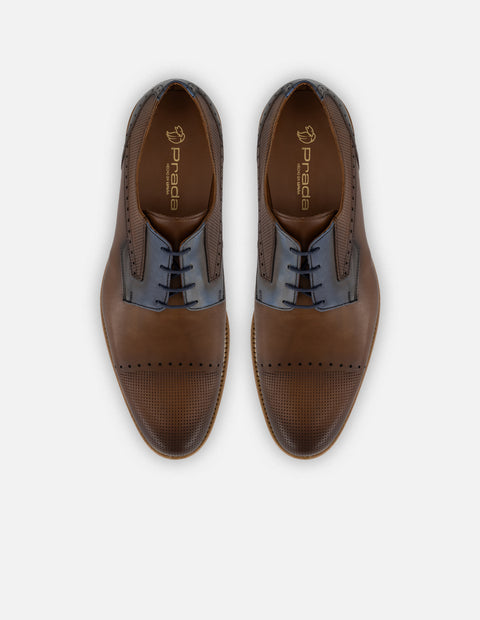 Zapato blucher con puntera y laterales grabados en piel color café para hombre