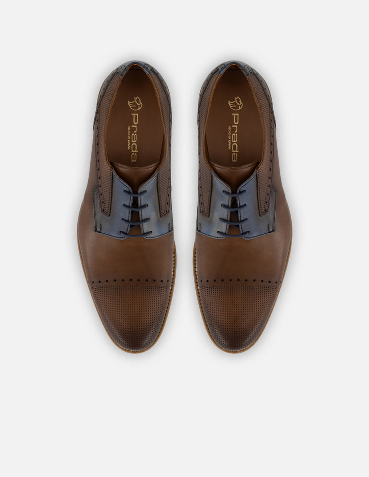 Zapato blucher con puntera y laterales grabados en piel color café para hombre