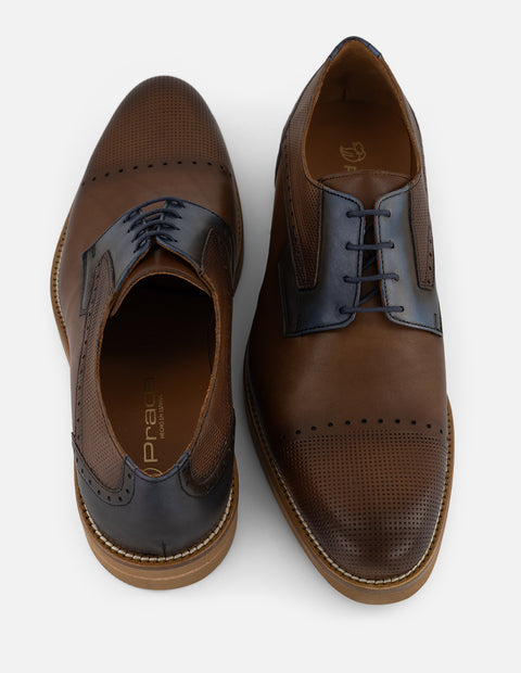 Zapato blucher con puntera y laterales grabados en piel color café para hombre