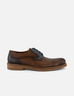 Zapato blucher con puntera y laterales grabados en piel color café para hombre