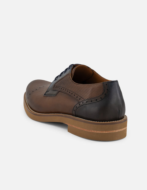 Zapato blucher con puntera y laterales grabados en piel color café para hombre