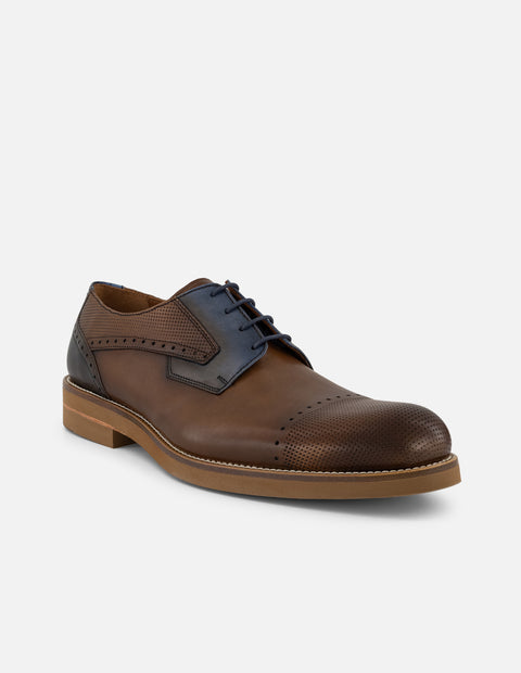 Zapato blucher con puntera y laterales grabados en piel color café para hombre