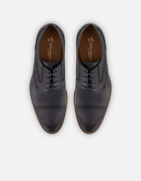 Zapato blucher con puntera y laterales grabados en piel color negro para hombre
