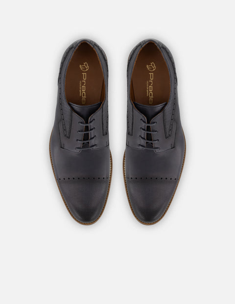 Zapato blucher con puntera y laterales grabados en piel color negro para hombre