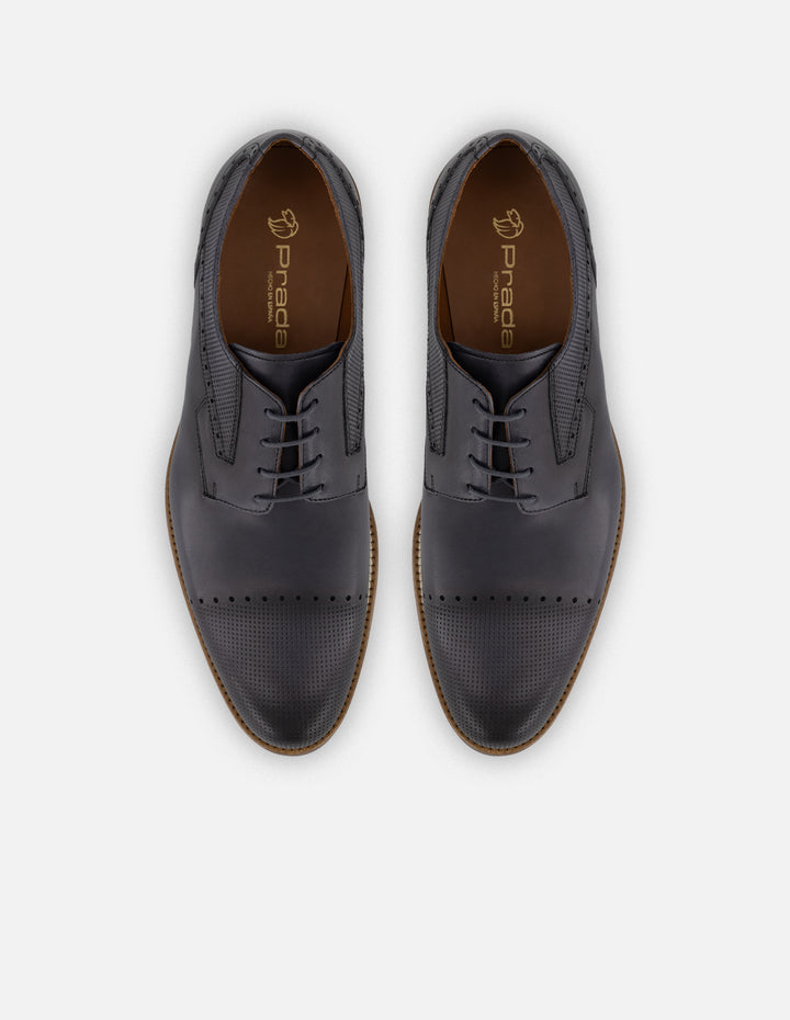 Zapato blucher con puntera y laterales grabados en piel color negro para hombre
