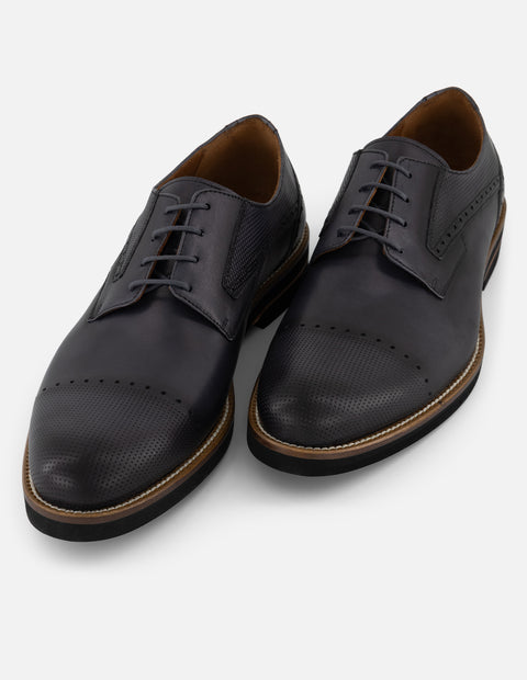 Zapato blucher con puntera y laterales grabados en piel color negro para hombre