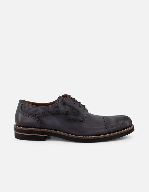 Zapato blucher con puntera y laterales grabados en piel color negro para hombre