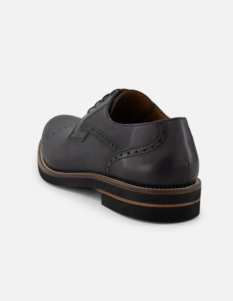 Zapato blucher con puntera y laterales grabados en piel color negro para hombre