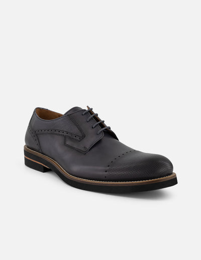 Zapato blucher con puntera y laterales grabados en piel color negro para hombre