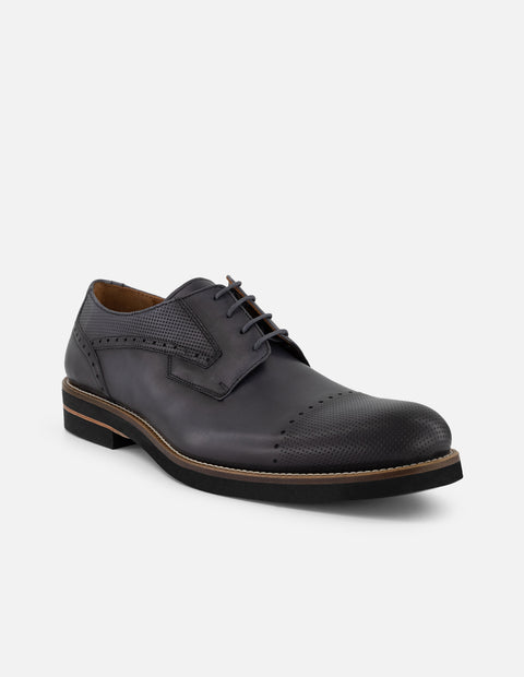 Zapato blucher con puntera y laterales grabados en piel color negro para hombre