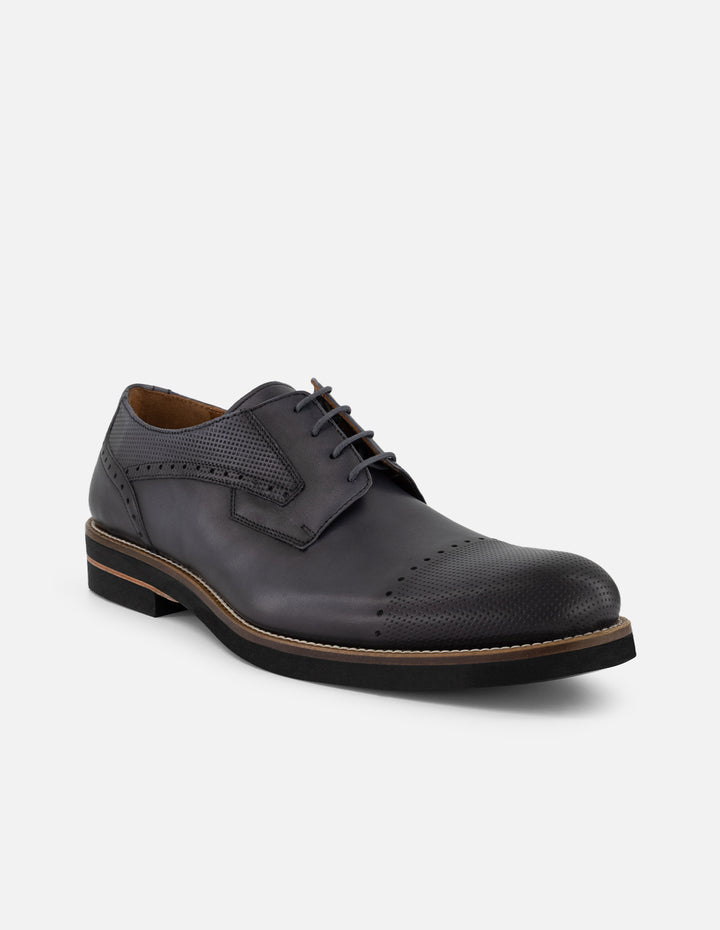 Zapato blucher con puntera y laterales grabados en piel color negro para hombre