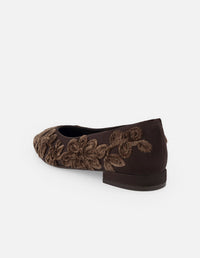 Flats café ante para mujer con flores bordadas