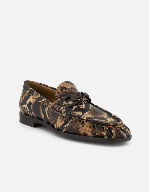 Mocasines café piel para mujer con grabado tipo serpiente