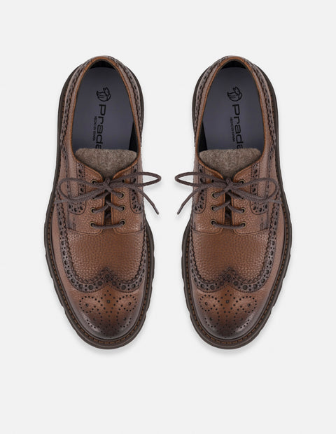 Zapato Blucher café piel bombeada para hombre con detalle textil