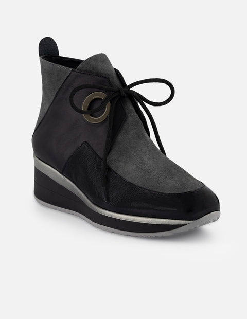 Botines negro ante charol para mujer con combinación de materiales