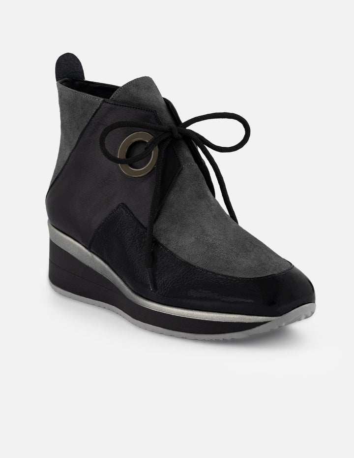 Botines negro ante charol para mujer con combinación de materiales