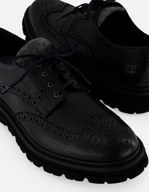 Zapato Blucher negro piel bombeada para hombre con detalle textil