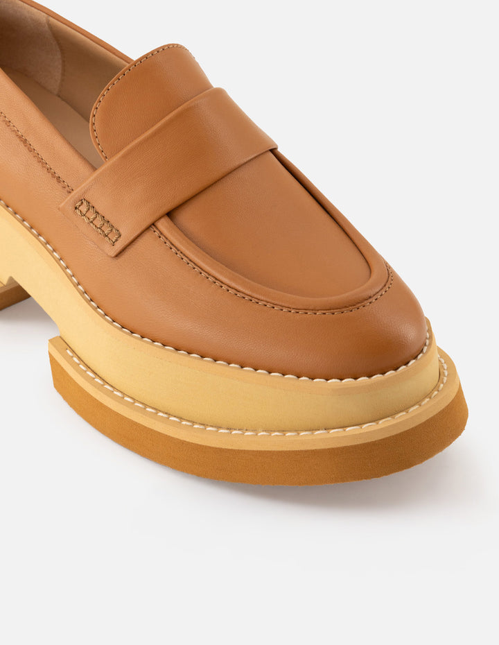 Mocasines de piel para mujer color cuero y detalles en color miel