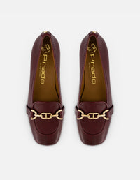 Mocasines vino charol para mujer con herraje dorado