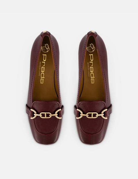Mocasines vino charol para mujer con herraje dorado