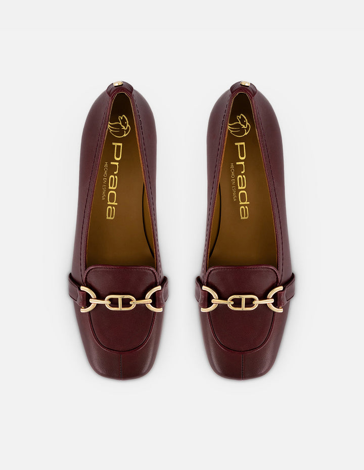 Mocasines vino charol para mujer con herraje dorado