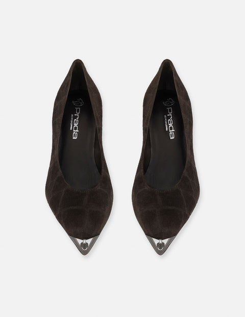 Zapatilla café ante para mujer con grabado tipo coco