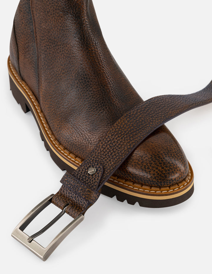 Cinturón café piel para hombre con piel bombeada